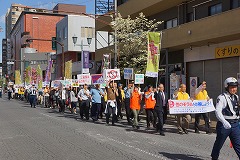 高崎の街を行進中！