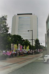 高崎市役所を背に行進