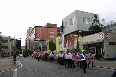 忠臣市街地（慈光通り）を行進