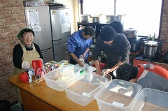 辛み用の大根をおろす