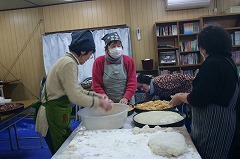 婦人はもちを調理